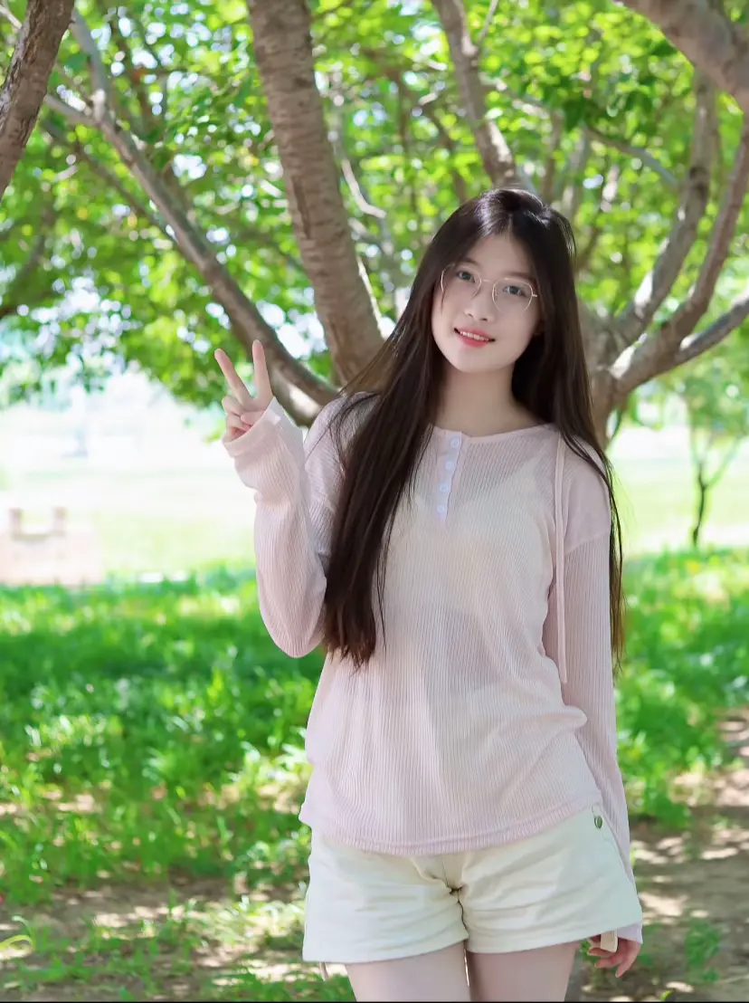 “Giữa những ngày đầy nắng, em chọn cho mình một góc bình yên dưới tán cây xanh. Chỉ cần một nụ cười, một cái giơ tay hình chữ V, là đủ để thấy mùa hè thật đẹp!” #xuhuongtiktok #fyp 