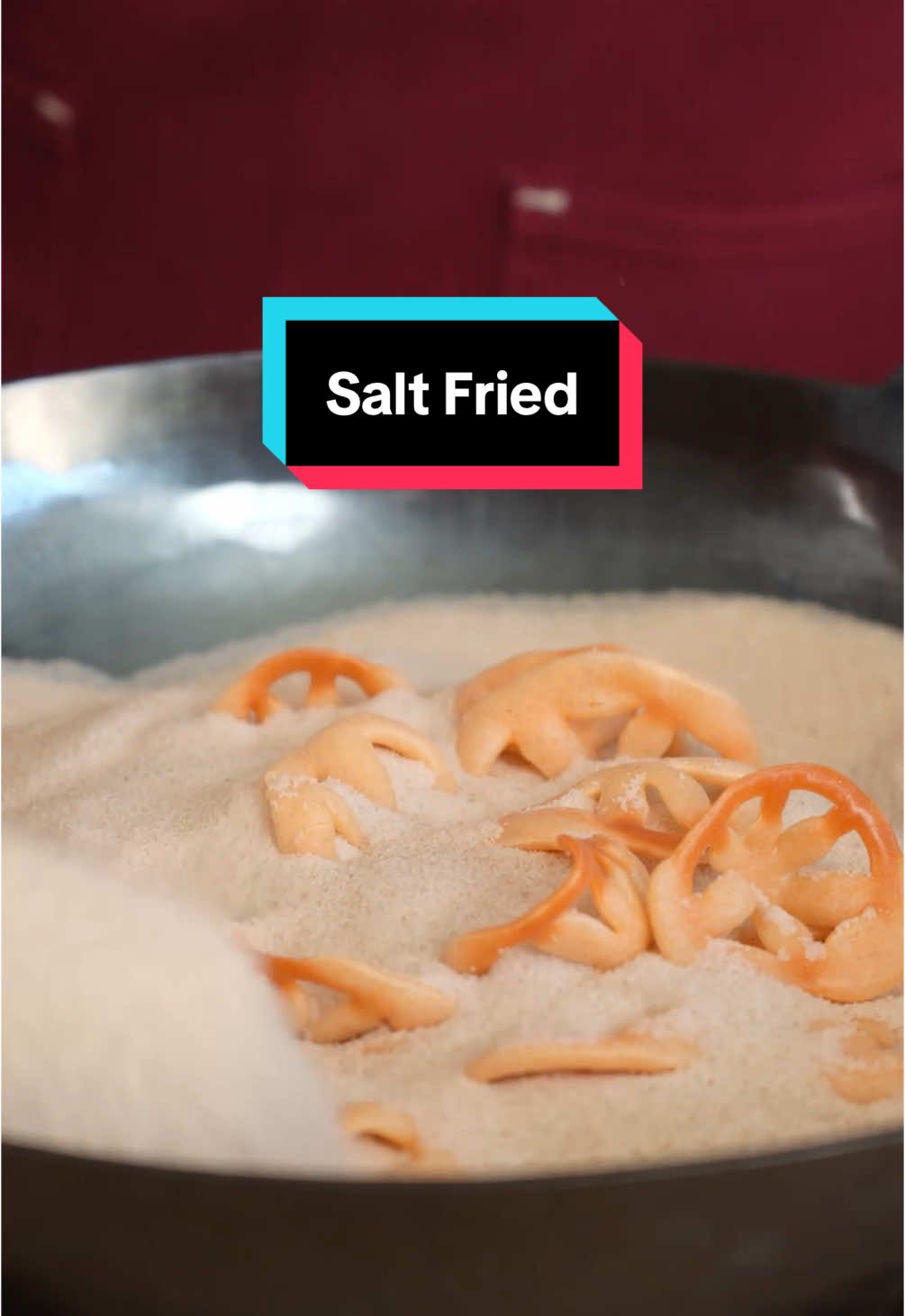 Bonus Points if you can guess what part of the world this technique comes from. In English it’s called salt frying! #EasyRecipe #foodhacks #foodscience #CookingHacks #deepfried 