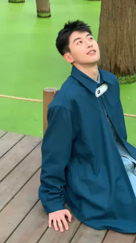 有句名言说: 如果有机会, 就抓住它并去尝试. 不要等到一切都完美, 因为机会不会总是再来一次.  就算结果不如预期, 也没关系, 重要的是你已经勇敢地迈出了第一步. 成功教会我们感恩, 而失败让我们变得更坚强.  人生不是看谁最完美, 而是看谁最勇敢去尝试, 永不放弃. 因为最终, 只有不断前行的人, 才能到达目标. #travelwithlove #4u #xyzbca #styleinspiration #china #shanghai #hangzhou #hongkong #handsome #handsomeboy #chineseboy #chinesetiktok #fyp #fypage #fypシ゚ #foryou #foryoupage #OOTD #mode #Lifestyle #lake 
