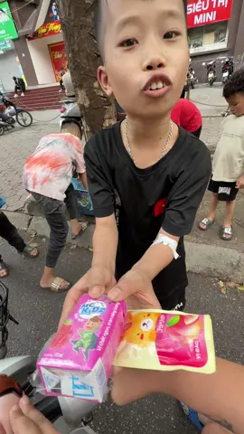 Chúng nó đi nhận quà. Xong lại cho cô. Chiều cô cho các em khác. Con cho các em chứ có cho cô đâu. 
