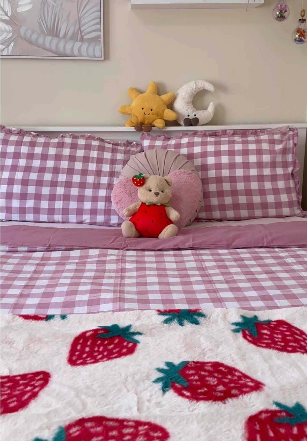 let’s refresh my bedding with the new @target quilt set! 🌸🍓🧸 @Target Australia #bedding #beddingsets #roomdecor #bedroom #bedroomdesign #pink #pinkaesthetic #cottagecoreaesthetic #gingham #roommakeover #bedroommakeover 
