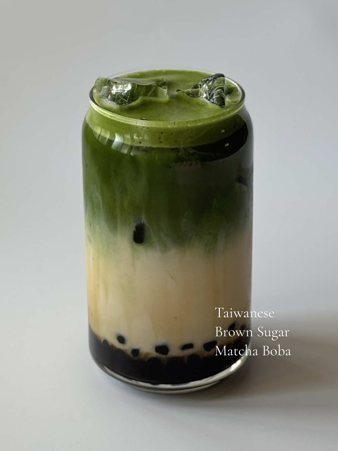 Taiwanese Brown Sugar Boba Matcha Latte 🧋 40g tapioca pearls 🇹🇼 25g taiwanese brown sugar 🍵 4g matcha 💧 60ml hot water 🥛 140ml milk 🧊 ice cubes 1. cook tapioca pearls until soft. 2. toast brown sugar in a pan over low heat (~1 min). 3. add the cooked tapioca pearls and mix until the sugar is dissolved. 4. sift matcha in a bowl, add hot water, and whisk. 5. in a glass, add the boba, ice cubes, milk, and the matcha. 6. optionally top with more brown sugar and caramelize with a blowtorch. 7. enjoy! #matcha #matcharecipe #matchaboba #matchalover #matchalatte #boba #viralrecipe #fyp 