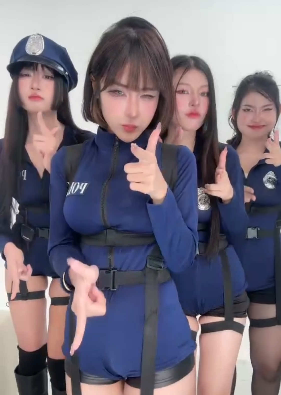 ปิ้ว ๆ 🤙🏻  Flirty girls เล่นกับใจพี่ ๆ แบบนี้ ตกหลุมรักหรือยังคะ🥰  พบกันเวลาเดิมน้า น้อง ๆ รออยู่ #flirtygirls #singtrend #vj 