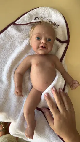 After the bath, we dried and dressed Luna. #bebereborn #rutinareborn #MentalHealth #grievingjourney #grievingmother 