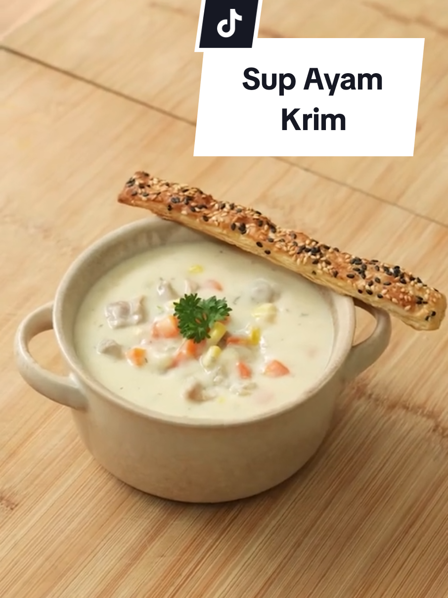 Resep simple tapi bikin nagih, Sup Ayam Krim! 🍲 Bikinnya praktis banget, tanpa bikin kaldu. Biar makin creamy, aku pakai @OrganicMilkID by Ultrajaya — susu yang berasal 100% dari peternakan organik bersertifikat. Yuk beli sekarang di Astro! Resep Sup Ayam Krim (untuk 3-4 porsi) Bahan: 200 gr paha ayam filet ¾ sdt garam 1/8 sdt merica Bahan lainnya: 2 siung bawang putih, cincang ½ buah bawang bombai, potong kotak kecil 1 sdm seledri, cincang 1 buah wortel, potong kotak kecil 50 gr jagung pipil 2 sdm mentega tawar 3 sdm tepung terigu protein sedang 350 ml air 350 ml Organic Milk by Ultrajaya 1 sdt kaldu ayam bubuk 1 sdt gula pasir ½ sdt parsley kering Bahan sesame stick: 1 lembar danish pastry ¼ sdt garam 1/8 sdt merica telur kocok wijen putih wijen hitam Cara membuat : 1. Marinasi ayam dengan garam dan merica, aduk rata kemudian goreng dengan sedikit minyak hingga kecokelatan, tiriskan dan potong potong 2. Di wajan yang sama, masukkan mentega, bawang bombai dan bawang putih, tumis hingga wangi kemudian masukkan terigu, tumis kembali hingga wangi dan sedikit kecokelatan 3. Masukkan air secara perlahan sambil diaduk kemudian masukkan seledri, wortel, jagung pipil, ayam, Organic Milk by Ultrajaya, kaldu ayam bubuk, parsley kering dan gula pasir, masak hingga mendidih 4. Oles danish pastry dengan telur kocok kemudian taburkan garam, merica, wijen putih dan wijen hitam 5. Potong-potong danish pastry kemudian tarik dan letakkan ke dalam loyang yang sudah dialasi baking paper 6. Kerat bagian tengah danish pastry dengan belakang pisau. Proofing selama 1 jam kemudian panggang selama 7 menit di suhu 190 derajat celcius 7. Sup ayam krim siap disajikan