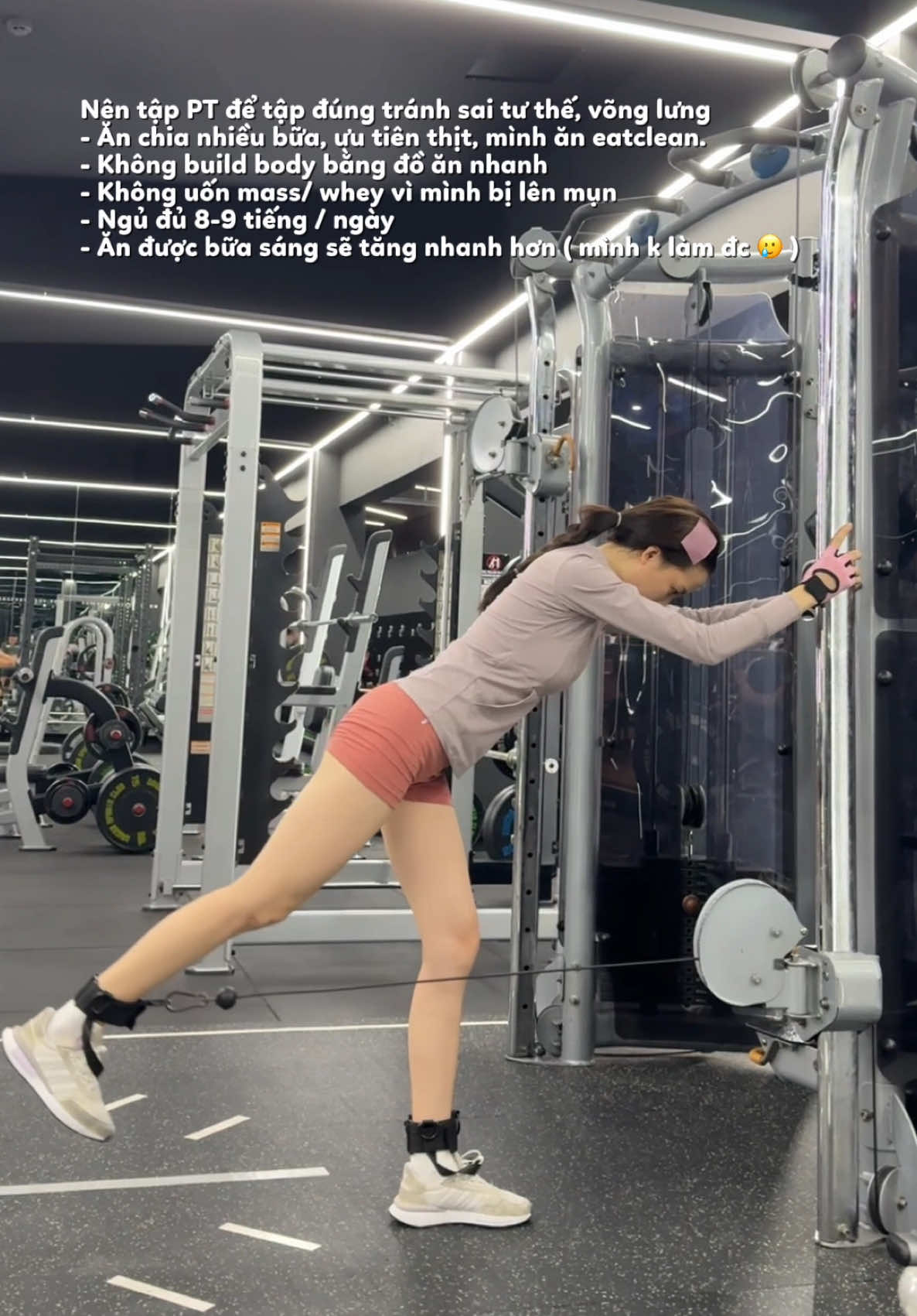 Những bài tập đã giúp mình tăng từ 39Kg - 45 kg,  Trong video là hành trình của mcinh  Thời gian tập từ T10/2022 - T9/2023  Tập tại Saigon Sport Club - PT 1:1   Trong video thiếu bài Deadlift nữa.  - Cần tập nặng, ăn nhiều, ăn no trước khi tập - Nên tập PT để tập đúng tránh sai tư thế, võng lưng - Ăn chia nhiều bữa, ưu tiên thịt, mình ăn eatclean.  - Không build body bằng đồ ăn nhanh - Không uốn mass/ whey vì mình bị lên mụn  - Ngủ đủ 8-9 tiếng / ngày  - Ăn được bữa sáng sẽ tăng nhanh hơn ( mình k làm đc 🥲 )  - Mỗi suất ăn 1 ngày của mình ít nhất 500 calo. Bữa phụ 2-300 calo 