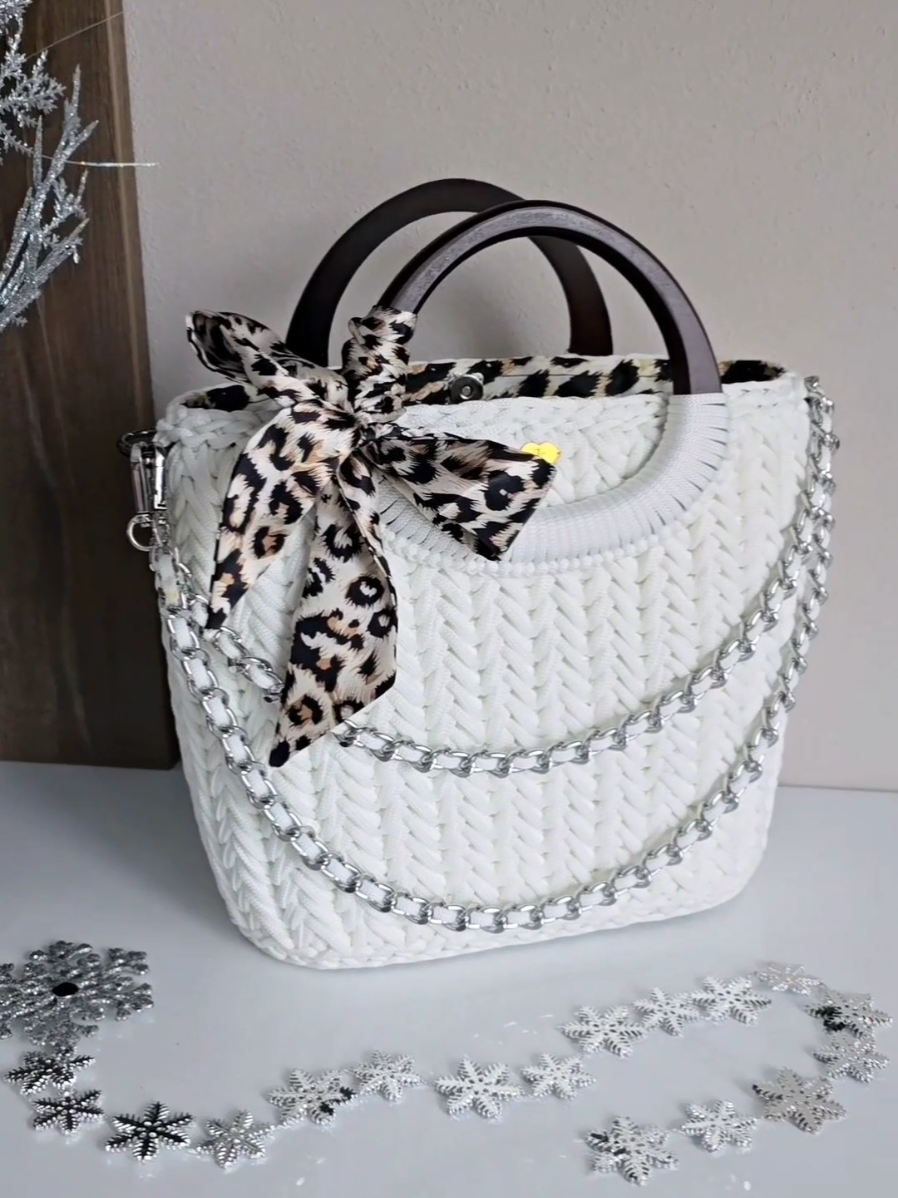 Ešte stále to stíhaš. Ostáva už len pár dní tak neváhaj. Originálny darček pre tvoju maminku. Pre viac modelov sleduj aj môj instagram @_ivettstar_bags. #handmade #trend #capcut #kabelky #crochedbag #rucnavyroba #predaj #SmallBusiness #doplnky #OOTD #viral #viralvideos #viralreels #withlove #jar #leto #talent #hot #beoriginal #funny #fashion #relaxtime #relax #darcek #mothersday #mother 