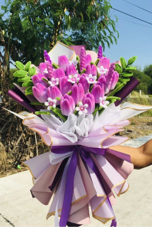Biggest fuzzy flower bouquet of Fleur Blooms so far, 18pcs purple tulips bouquet for debut ordered for today. thankyou dear client for trusting me💜✨ #handmade #gift #fuzzywireflowers #fyp #fleurblooms #flowerbouquet #handmadebyreysi #craftersoftiktok 