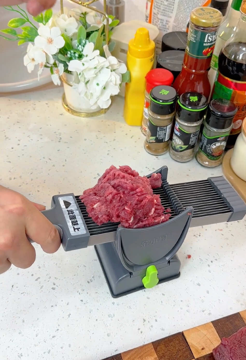 This is the fastest knife to cut meat. #TikTokShop #trend #trend🔥 #meatslicer #meatcutter #tiktokshop #fyp #kitchengadgets #tiktokmademebuyit #tiktokshopblackfriday #tiktokshopholidayhaul #tiktokfinds #KitchenHacks #kitchenmusthaves #mealprep #foryoupage #viarl #kitchen #cooking #onsale 