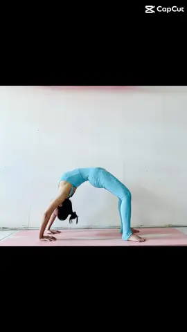 cô giáo bán đồ kiêm luôn chụp hình 😁