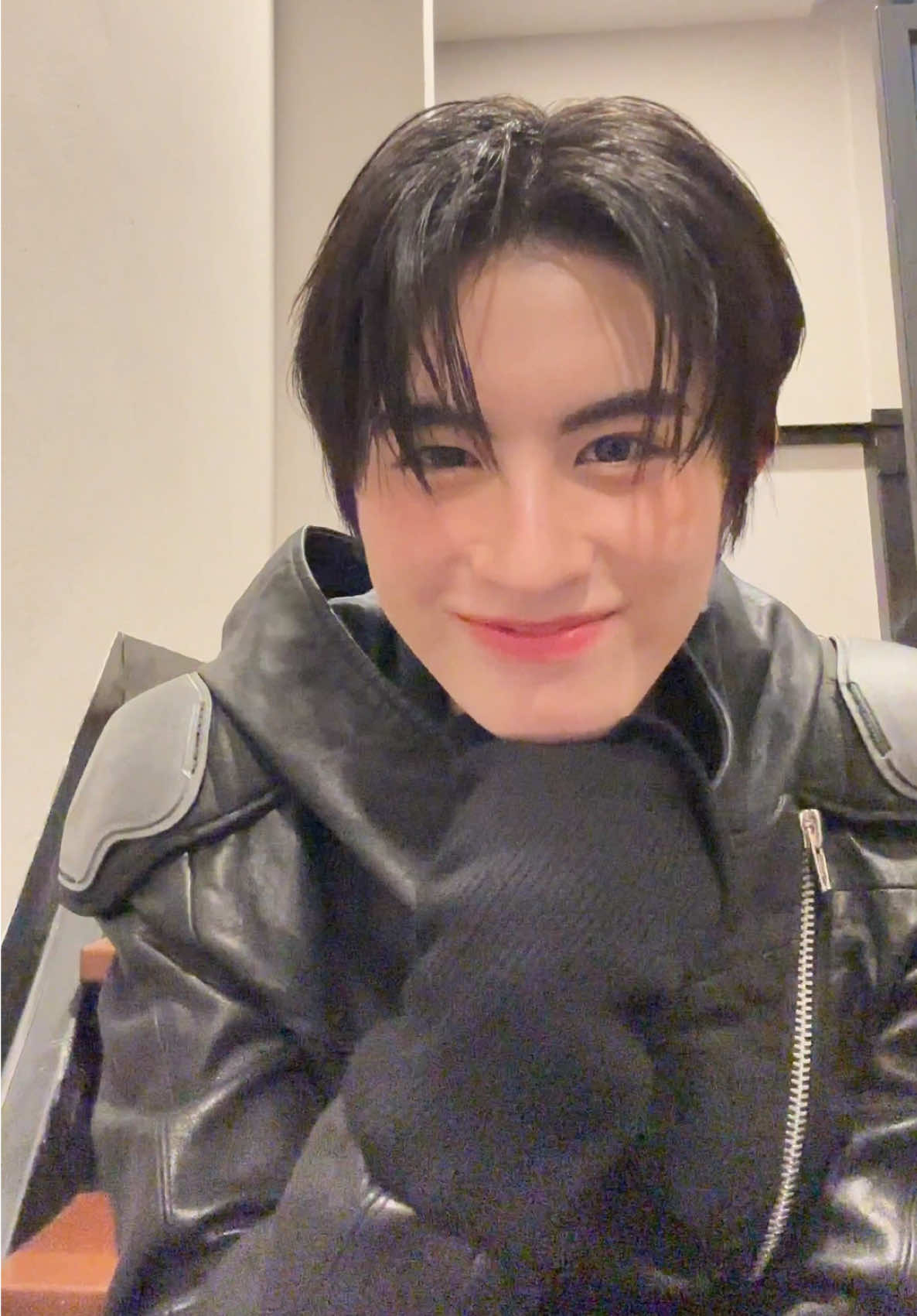 แค่ได้มองตา #AAashirakorn ฉันมันก็แพ้ 〰️ หรือใครชนะ AA ได้มารายงานตัวได้เลยครับ !  BUS - BOW WOW  OFFICIAL MUSIC VIDEO : https://youtu.be/_bmm0cuNmJc MUSIC ON ALL STREAMING 🔗: Becauseofyouishine.lnk.to/BOWWOW #BOWWOWchallenge  #BUS_BOWWOW #BUSbecauseofyouishine