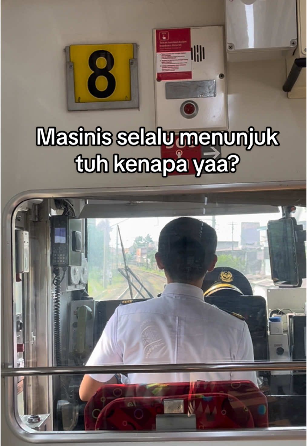 #PertamaKali di gerbong kereta paling depan dekat Masinis, dan beliau selalu menunjuk. Itu tandanya apa yaa ? Penasaran tapi gak bisa nanya langsung 😂 #fyp #foryoupage #foryoupageofficiall #masinis #menunjuk 