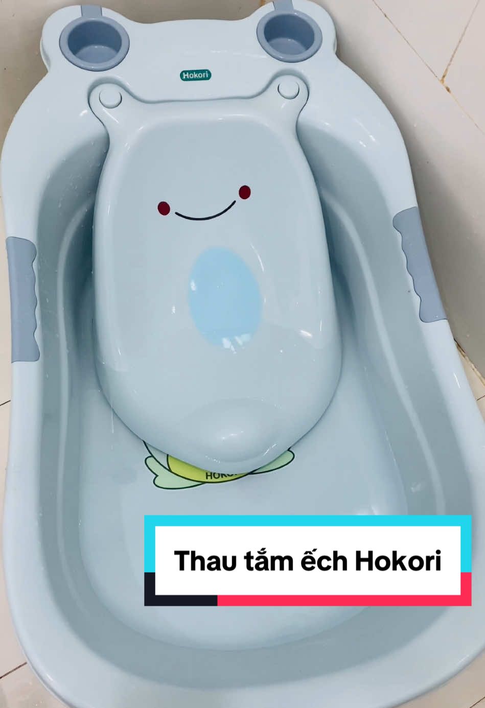 Chậu tắm ếch HOKORI cao cấp cho bé, có van thoát nước Việt Nhật. Bấm vào giỏ hàng góc trái để mua nhé. #chautamchobe #chautamech #mevabe #dodungchobe #xuhuong #viralvideo #fyp