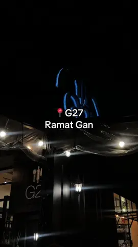 בית הקפה G27 שבלב שכונה שקטה ברמת גן, משנה אווירה בערב והופך לבר יין קסום 🍷 כל המנות מעולות, עם חומרי גלם טריים שמוכנים במקום. תפריט מגוון ומותאם לחלוקה – מושלם לדייט או ערב עם חברים. אווירה של צ'יל אמיתי, וכיף במיוחד להגיע בערב כשהמקום מלא חיים @Golani Ramat Gan 