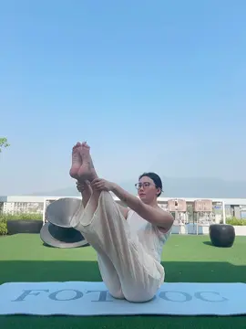 Peaceful moments and powerful moves — my yoga vlog full of beautiful poses, balance, and vibes! Let your energy flow and body glow with each stretch. #YogaVibes #FlexibilityGoals #ZenMode #VlogDeYoga #PosesPerfeitas #CorpoEmMovimento #YogaEnCasa #PosturasDeYoga #EquilibrioInterior #StretchAndGlow #yogagirl 