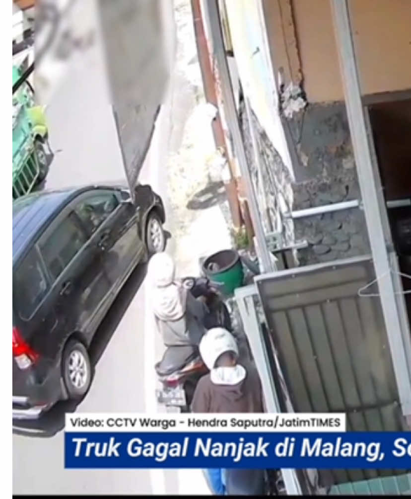 Truk Gagal Nanjak di di Jalan MT Haryono Malang, Seorang Anak Tewas dan Lima Luka-Luka #kecelakaan #kotamalang #mtharyono 