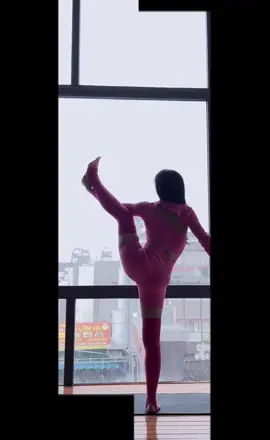 Trên thảm tập, bạn không cần phải chạm sàn bằng trán, hay gác chân lên cổ. Bạn chỉ cần chạm được vào lòng kiên nhẫn, thứ đang dần mai một giữa thế giới nhanh đến ngột ngạt . Tập yoga không phải để thắng một tư thế, mà để thắng chính cái tôi. Và chiến thắng dịu dàng nhất, là khi bạn chọn ở lại với chính mình, từng chút một, mỗi ngày...(hqua t lam xấu, nay làm lại nè 😝) #trivikramasana #yoga #yogapose #yogalover #yogadaily #yogaday #yogayourney #yogalife #yogastretching #yogabalance #yogainspiration 