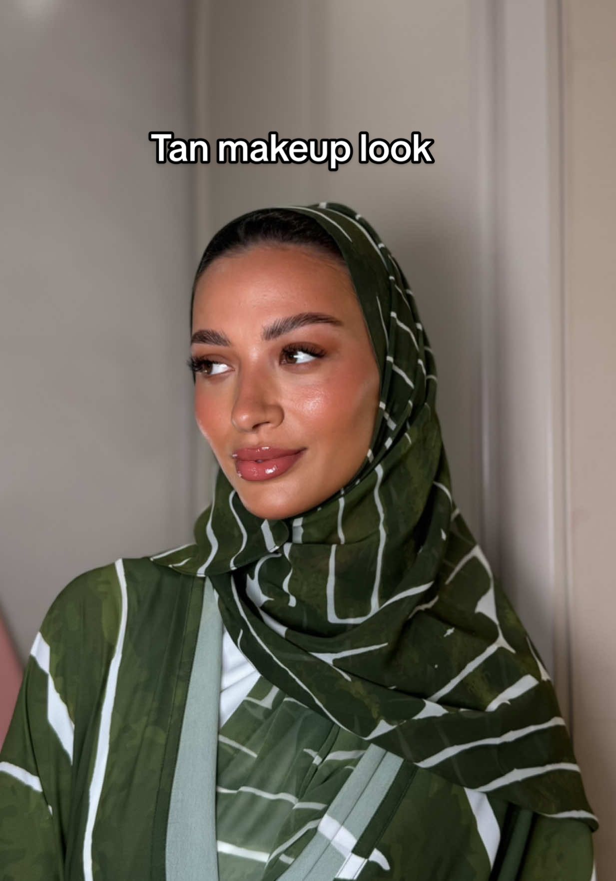 لوك التان المفضل 🙌🏼🙂‍↔️ المنتجات: @Charlotte Tilbury flawless filter 5 & concealer “beautiful skin” @makeupforevermiddleeast artist face bronzer 30 + wherever walnut lip liner  @Moonglaze 24 & princess peach + gilded highlighter   @LAVERNE BEAUTY Saudi lady lip gloss  وبس والله 😚