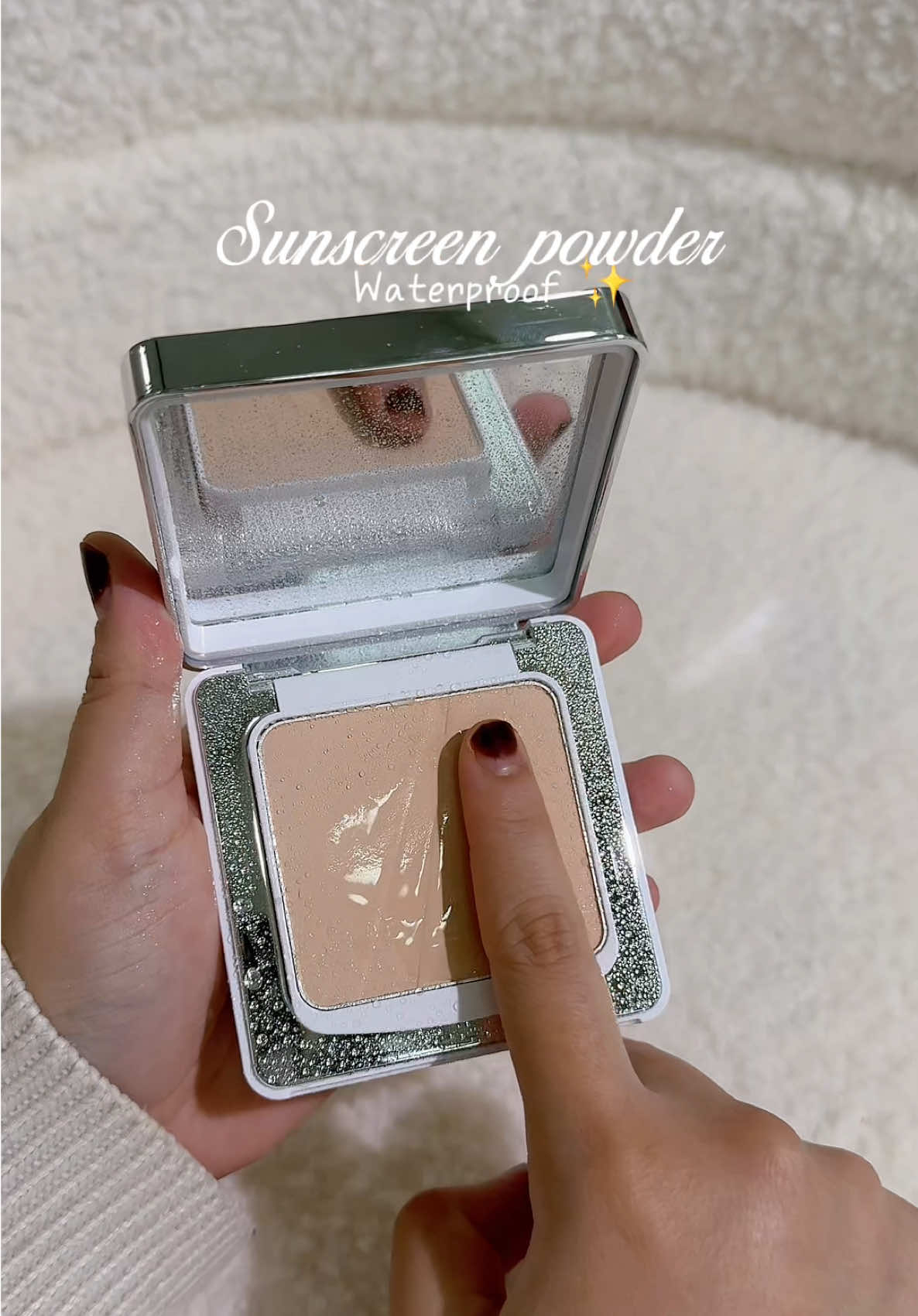 Kadang malas nak reapply sunscreen, tapi takut kulit burn 🥲 Sebab tu suka powder ni ringan, tak rasa melekit, dan boleh topup bila-bila je. Yang penting ada Spf 50+ Pa+++  #SunscreenPowder #Carslan #EffortlessBeauty #mattefinish 