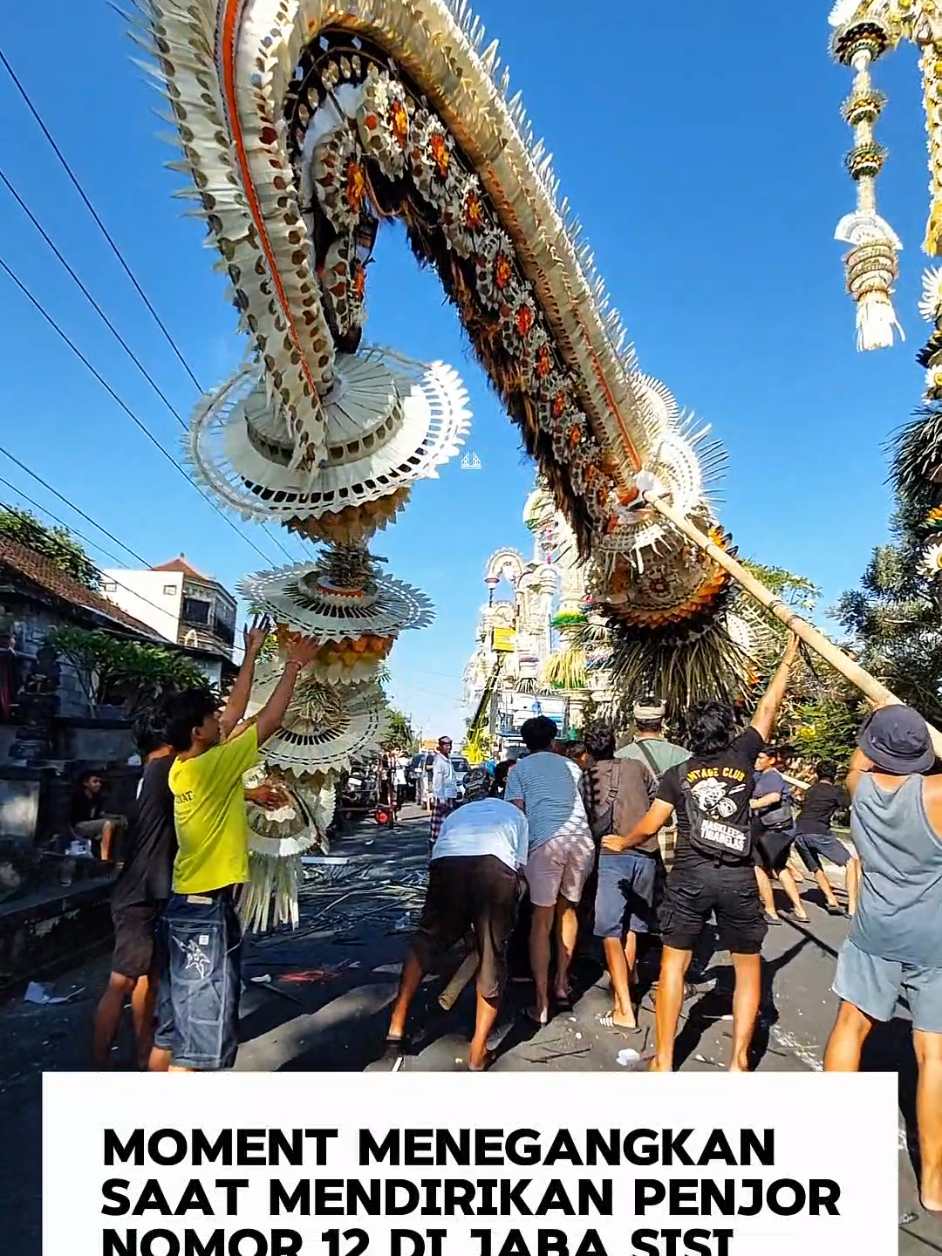 HAMPIR SAJA 😱 MOMEN MENEGANGKAN SAAT MENDIRIKAN PENJOR DI JABA SISI PURA DALEM MENGWI INILAH BUKTI SEMANGAT GOTONG ROYONG SEMETON MENGWI UNTUK MEMPERSEMBAHKAN KARYA SENI PENJOR DALAM MENYAMBUT PIODALAN DI PURA DALEM MENGWI 27 APRIL 2025 MENDATANG ⚠️Baca Bio 📍Mengwi, Badung #penjor #penjorbali #senipenjor #galungan #kuningan #bali #tradisibali #senibudaya #puradalemmengwi #mengwi #badung 