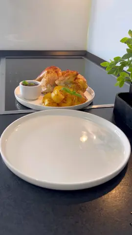 Selam canlar ❤️ Bugün sizerle tüm tavuk ve patates tarifini paylaşmak istiyorum 😍 • 🥔 Patateslerin kabuklarını soyup dilimlelim. Tepsiye alalım. Tavuk baharatı kekik ve sıvı yağ ile karıştıralım. 🍗tavuk için: 1 tüm tavuk 1 yemek kaşığı yoğurt  1 yemek kaşığı tavuk baharatı 30 ml sıvıyağ 400 ml su 🍗yapılışı: İlk olarak tüm tavugu ikiye keselim. Patateslerin üzerine koyalım. Yoğurt tavuk baharatı ve sıvı yağ ile karıştıralım tavugun üzerine sürelim. Suyu ilave edip, üzerini yağlı kağıt ve folyo ile kapatalım. 200° fan ayarda 1 saat pişirelim. Sonra üzerini açıp alt üst ayarda 180°’de 1 saat pişirelim. Afiyet olsun😍 • • Hallo meine Lieben ❤️ Heute möchte ich mit euch das Rezept für Kartoffeln mit komplettes Hähnchen teilen 😍 • 🥔 die Kartoffeln schälen und schneiden. In ein Ofenform geben. Mit Hähnchen Gewürz Oregano und Öl mischen. 🍗für das Hähnchen: 1 Hähnchen  1 Esslöffel Joghurt  1 Esslöffel Hähnchengewürz 30 ml Öl 400 ml Wasser 🍗Zubereitung: Das Hähnchen von der Mitte schneiden auf die Kartoffeln geben. Für die Sauce Joghurt, Hähnchen, Gewürz und Öl miteinander mischen und auf das Hähnchen schmieren. Wasser zugeben. Mit Backpapier und Alufolie zu decken. Im Ofen bei 200° Umluft für 1 Stunde backen. Danach das Backpapier und Alufolie entfernen in untere und obere Hitze 180° für weitere 1 Stunde backen. Guten Appetit 😍 • • #chicken #chickenrecipes #nefis #yemek #tavuk #hähnchen #fy #fyppp #viral #viralvideos #réel #reel #reelsvideo #food #FoodLover #foodies #Foodie #foodporn #foodblogger #foodblog 