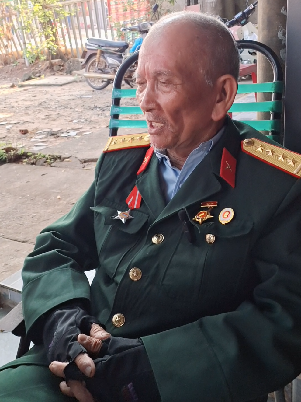 cụ khỏe nha xả nhà. phóng viên báo đang phỏng vấn Bác. #hanhtrinhxuyenviet #bodoicuho #nguoilinh #dangcongsanvietnam #50namngaygiaiphongmiennam #xuhuong #xuanlocdongnai #trending #hoathatnghiep #giaiphongmiennam #videoviral 