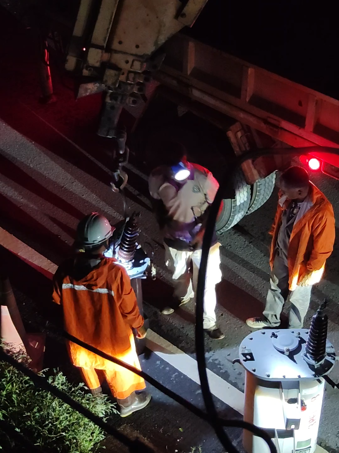 บรรยากาศการทำงานกลางคืนงานแก้ไขหม้อแปลงชำรุด💥💥💥 #รํานานการไฟฟ้า⚡⚡ 