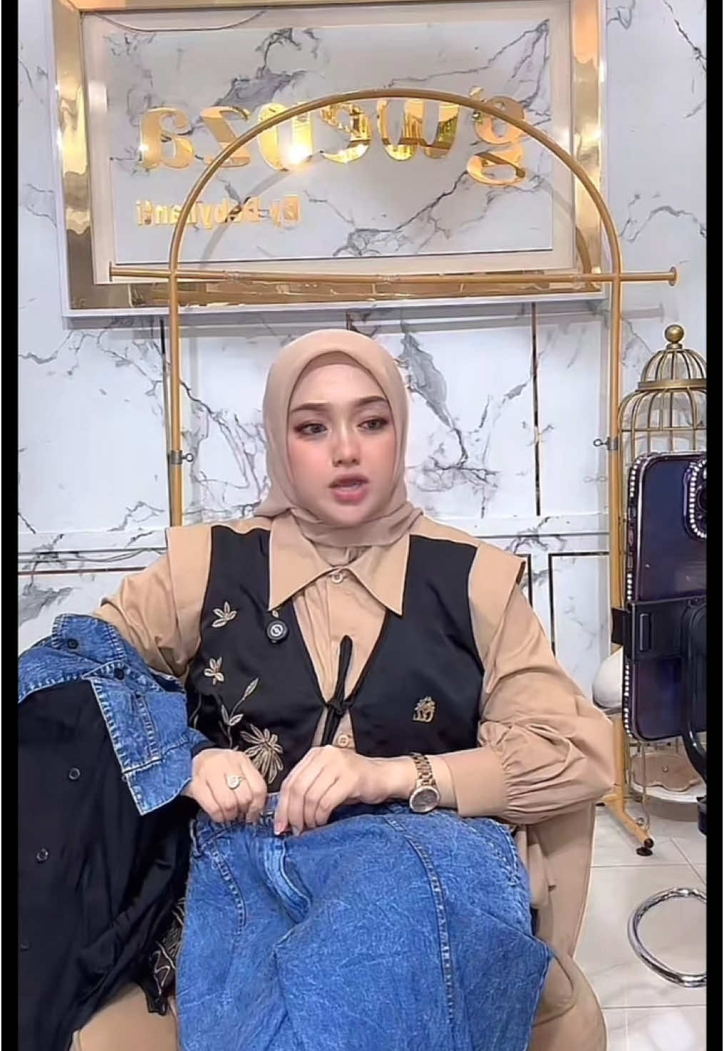 Setelan celana jeans sally baju muslim wanita by gwenza #setelancelana #setelancelanajeans #onesetwanita #setelanwanita #bajumuslim 