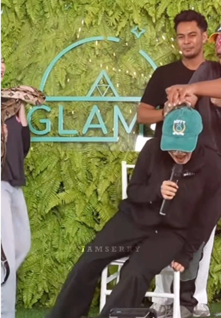 Dalam takutnya harry, ada rina yang perlu dia jaga🥹Fast action daripada Harry👏🏼 #aiteam #airina #aiteambatch2 #fypシ #mentionyou #aiharry #harryna @c.hzrina @HarryAzrul 