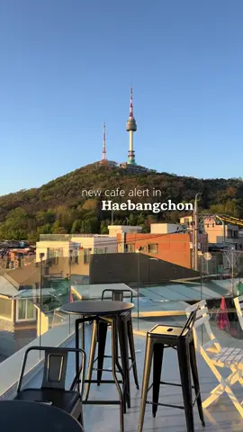 this cafe opened about a month ago and i just discovered it has two terraces! the view is INSANE - and the cafe itself is sooo beautiful i was blown away! must visit @ ggokk in haebangchon 🤍#seoul #southkorea #cafe #coffee #coffeetiktok #haebangchon 