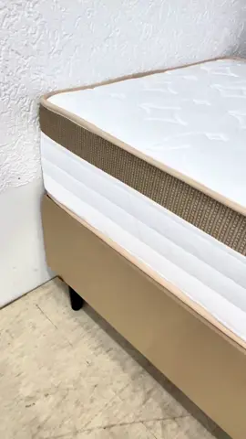 Transforme seu quarto com a Cama Box Real Solteiro! 🌙✨ Com molas ensacadas de alta qualidade, ela oferece firmeza e conforto para um sono profundo. Revestida com tecido jacquard antiácaro e antifúngico, garante proteção extra e durabilidade. Durma melhor e com mais qualidade! 🛏️💤 📲 Compre agora pelo site da Esplanada Móveis (link na bio) pesquisando pelo nome REAL