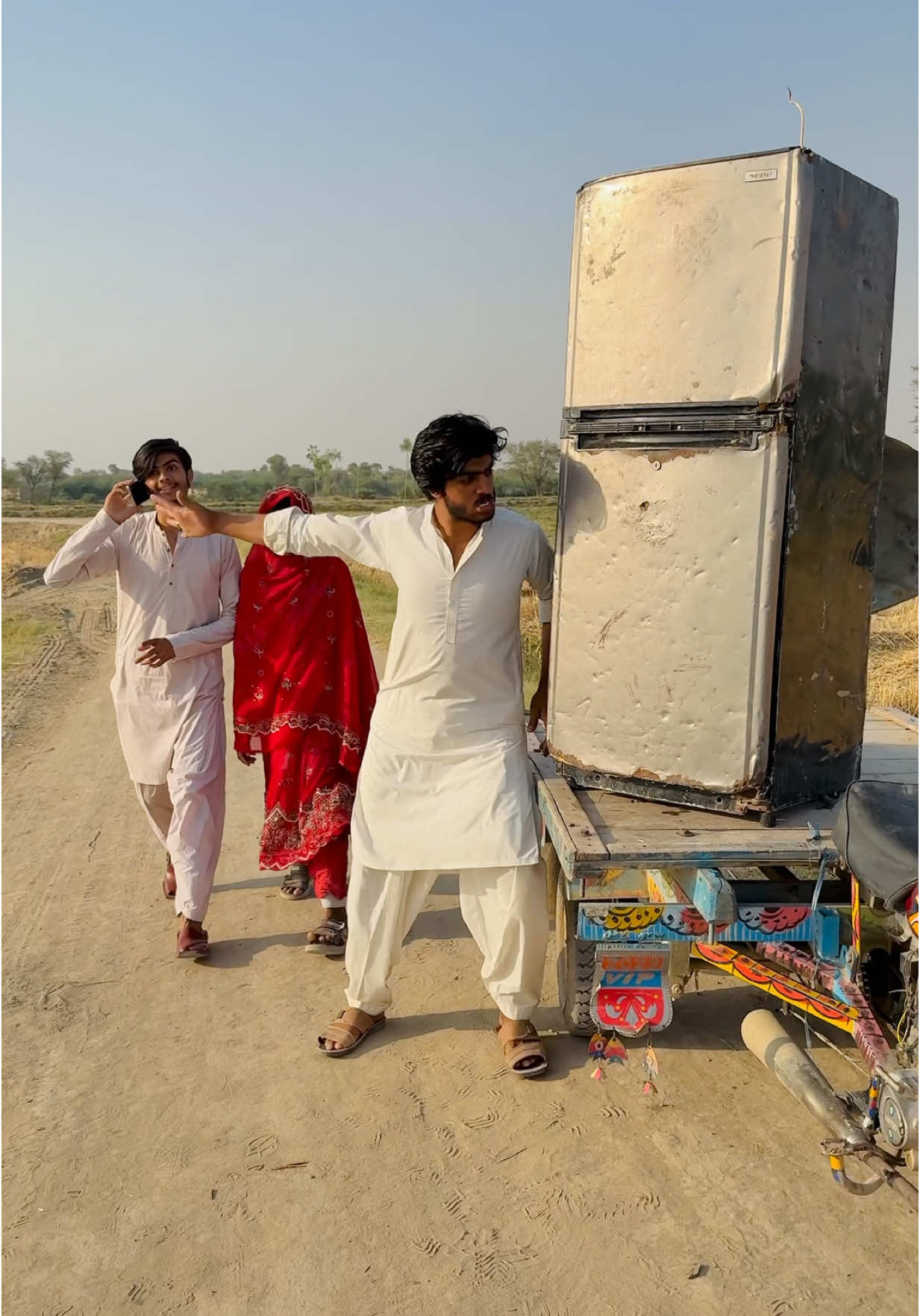 Where Did The Girl Gone?🙄#flypシ #foryoupage #trending #comedyvideo #viral_video #usa🇺🇸 #shortstory #shortfilms #comedian #comedia #shahzadayoub4 #usa #viralvideo #indiafunnyclip 