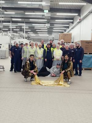 Folie wird zu Klebepunkten und nachhaltigem Pappträger. Willkommen in der VILSA NIX-PACK Produktion.