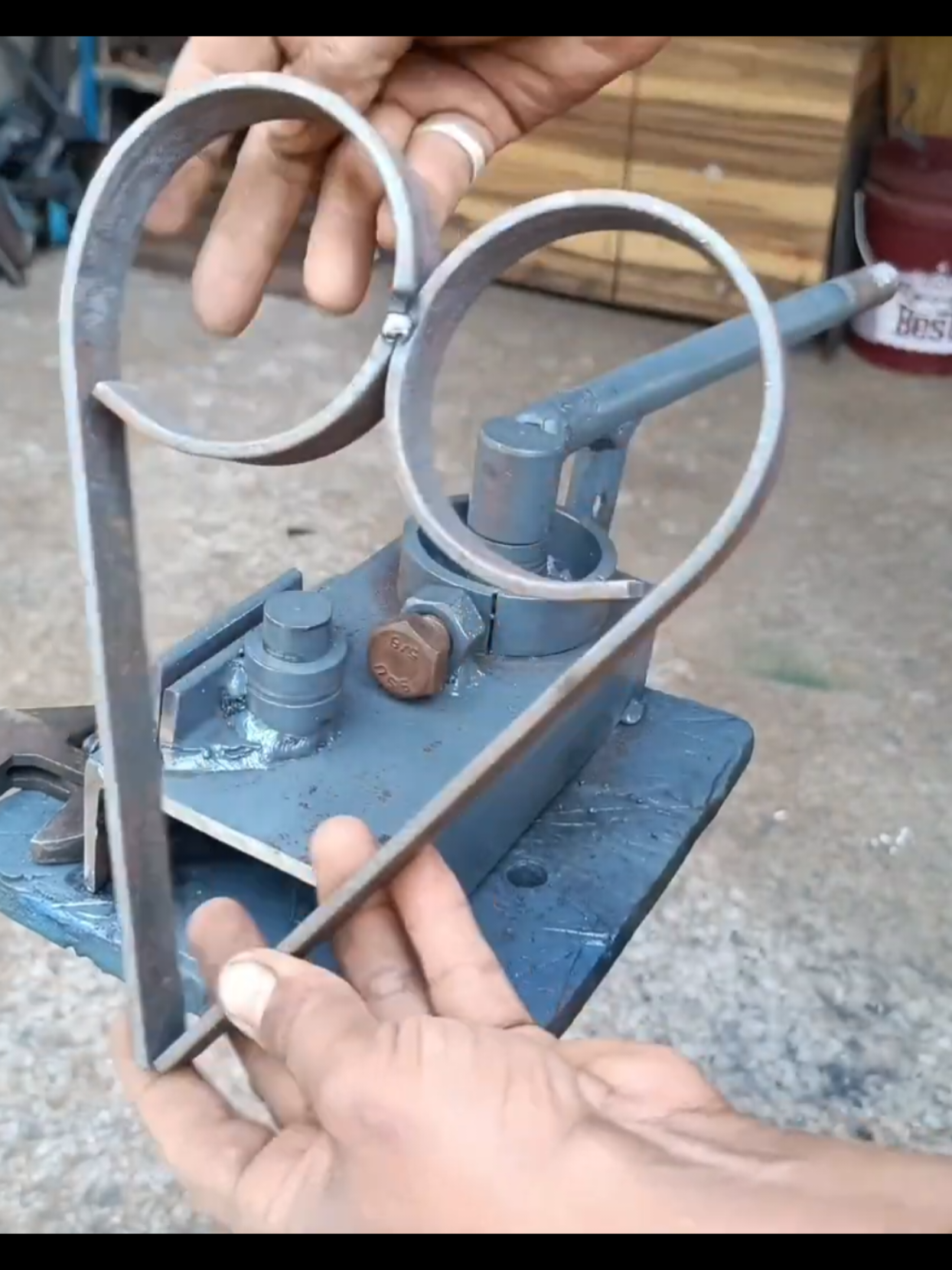 Making jig for bending iron plates for making flower of main gate #Welding #Welder #WeldingCreativeTools #WeldingLife #Amazing #TipsAndTricks #DIY #WeldingCommunity #MetalWorking #StickWelding #ArcWelding #Technique #ShieldedMetalArcWelding #WeldingEducation #Weldin 