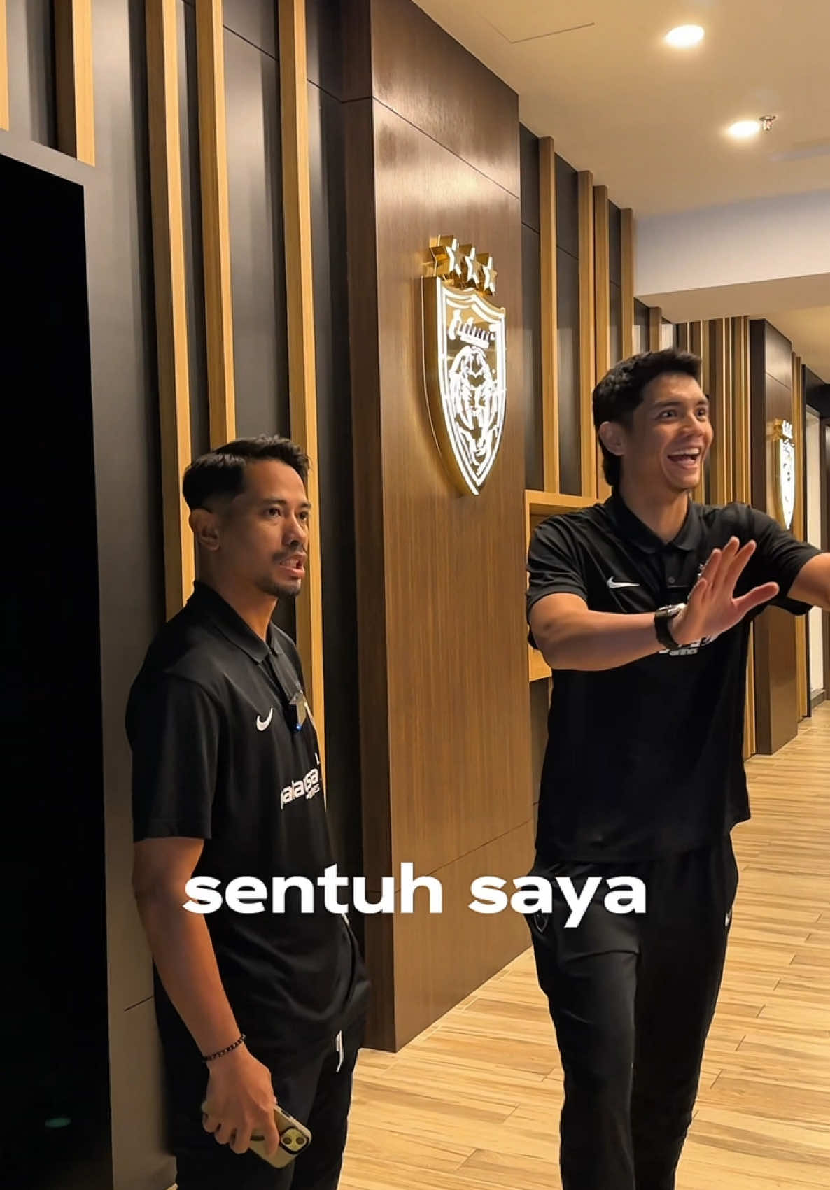 Berani betul Syihan sentuh Lejen 😱 Tapi, nasib baik juga Syihan sentuh Safiq Rahim. Kalau tak, tak tahu Unifi ada buka booth masa Final Unifi Piala Malaysia di Stadium Nasional Bukit Jalil! Jadi, anda semua jangan lupa tau untuk singgah booth Unifi! Ada pelbagai aktiviti dan hadiah menarik untuk dimenangi. Jumpa dekat sana nanti okay? #UnifiPialaMalaysia #JDT #UnifiMobile #UNI5G 