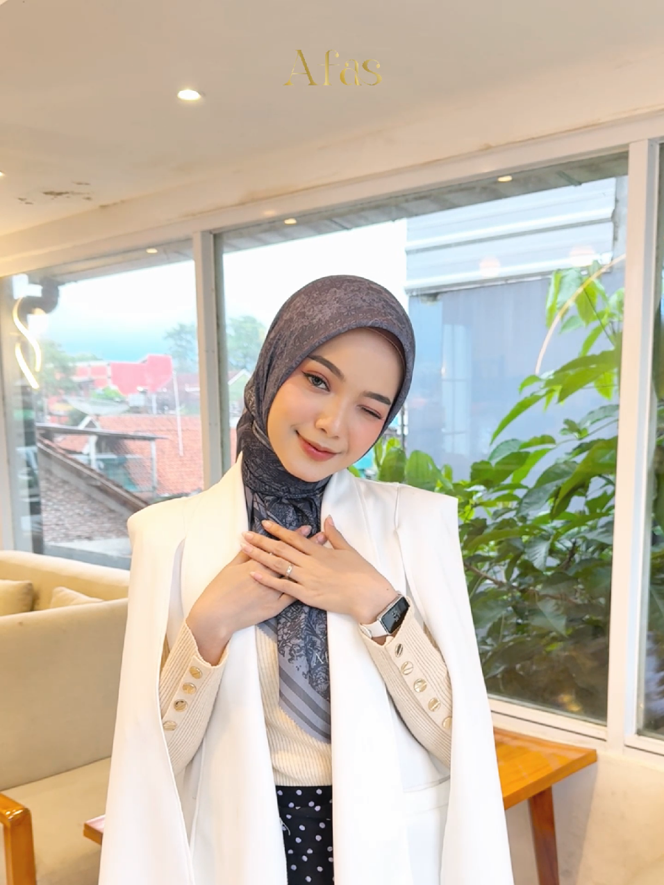 Kim Seon Ho Smile Trend👉🏻👈🏻 #afas #dailyoutfits #outfitngantor #OOTD #genz #dailyoutfit #hijabmotif #stylehijab #capeblazer #formaloutfit 