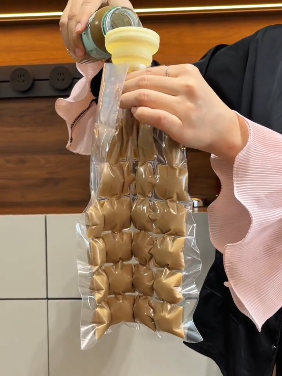 Túi làm đá viên dùng 1 lần, nhựa pe an toàn, sạch sẽ, tiện lợi #tuilamdavien #tuilamdadung1lan #tuilamdaviensach #xuhuong #dodungtienich 