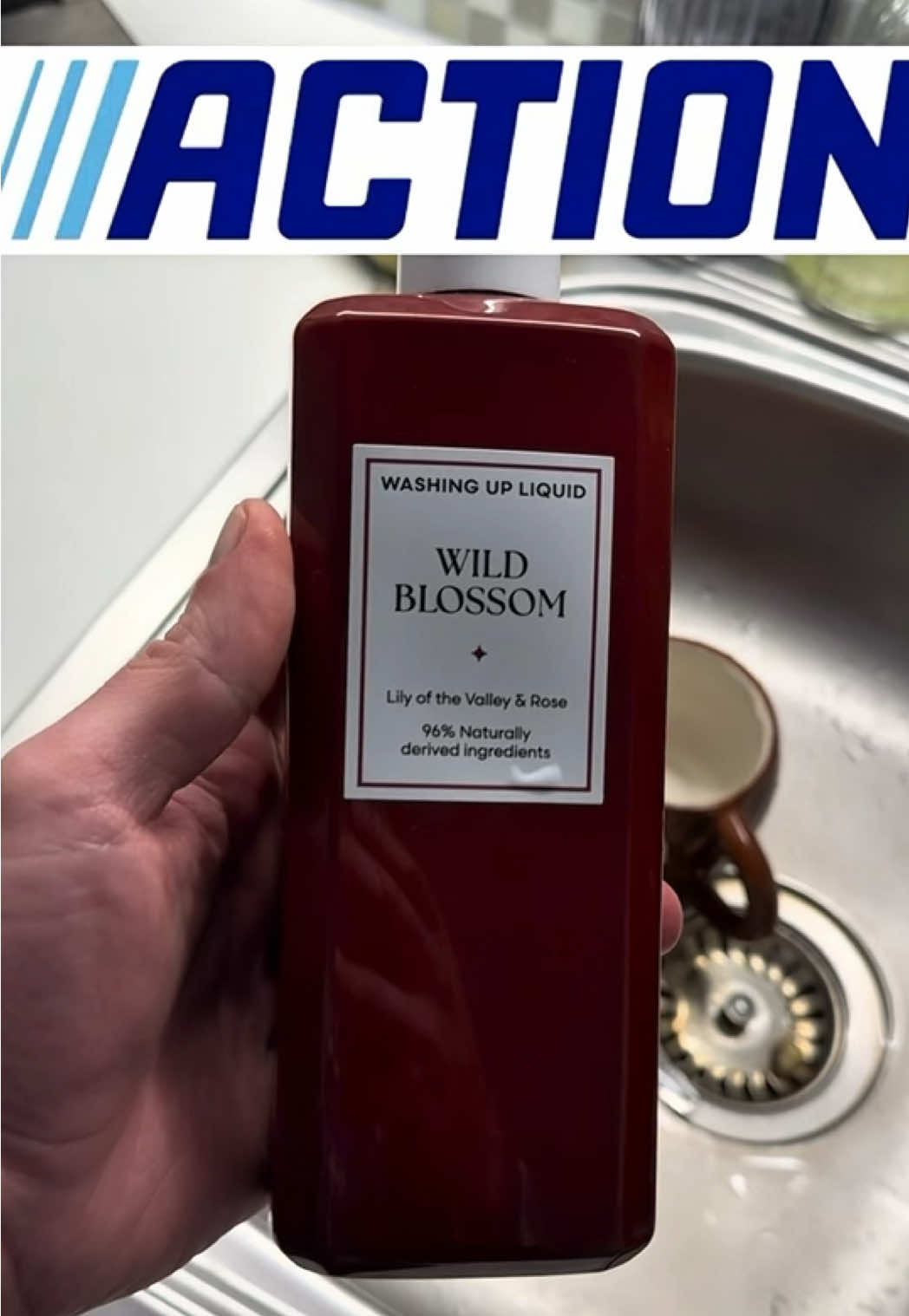 ✨ Watch this magic happen! ✨ This cleaning liquid creates AMAZING foam 🫧 and effortlessly washes away all the dirt on your dishes 🍽️. Clean dishes, happy life! 😁 #action #topviralproductsof2025 #staff #shopping #actiondeutschland #actionbelgique #actionfrance 