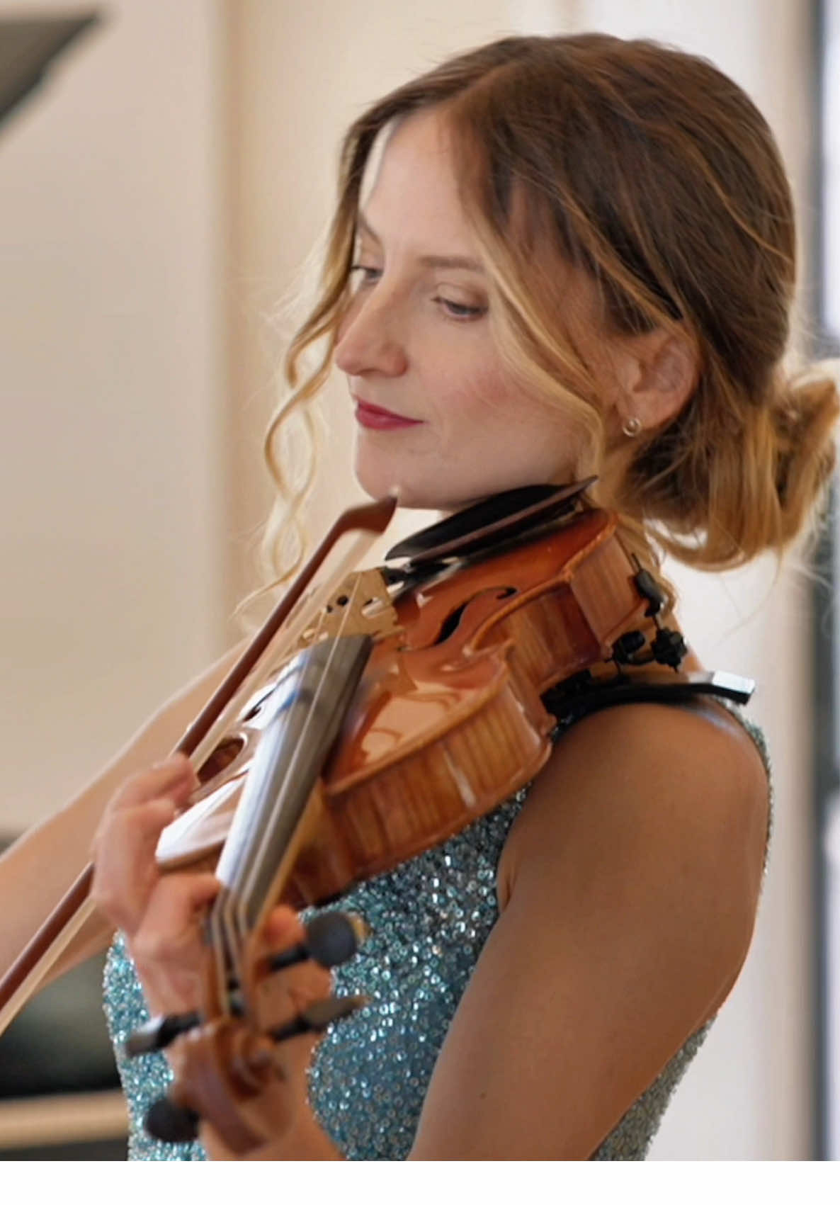 Canon in D 🎶 Simply perfect for your wedding ceremony. Live violin music adds that special emotional touch to your big day. If you’re still looking for the right music for your ceremony - feel free to reach out via email! I perform at weddings across Germany, Switzerland, and beyond - with elegance, emotion, and true love for music. . 📍Kreuz und Quer - Erlangen  . #violinmusic #hochzeit #weddingviolinist #freietrauung #weddingceremony #hochzeitsmusik #violincover #weddingday #geige #violinistin #weddinginspiration #hochzeit2025 #violine #weddingvibes #heiraten2025 #bridemusic #trauungsmusik #elegantwedding #musikzurtrauung #destinationweddi