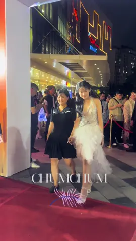 Nữ chính Hồng Thu nắm tay mẹ dự thảm đỏ công chiếu bộ phim Lật Mặt 8 - Vòng Tay Nắng #chumchum #bimatvbiz #Thegioimodels #Lattungvbiz #TiktokGiaiTri #GlobalEM #latmat8bychumchum #latmat8vongtaynang #latmat8 #LeTuanKhang #LyHaiMinhHa #HongThu 