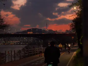 산책 (2025) ▫️ 성수 구름다리 요즘 산책하기 정말 좋은 날씨인 거 같아요 :) 낮에는 포근하고, 저녁엔 시원한 지금 이 계절이 너무 좋네요☺️ 곧 무더운 여름이 찾아오겠지만, 지금 이 계절을 충분히 즐기려구요. #CapCut 