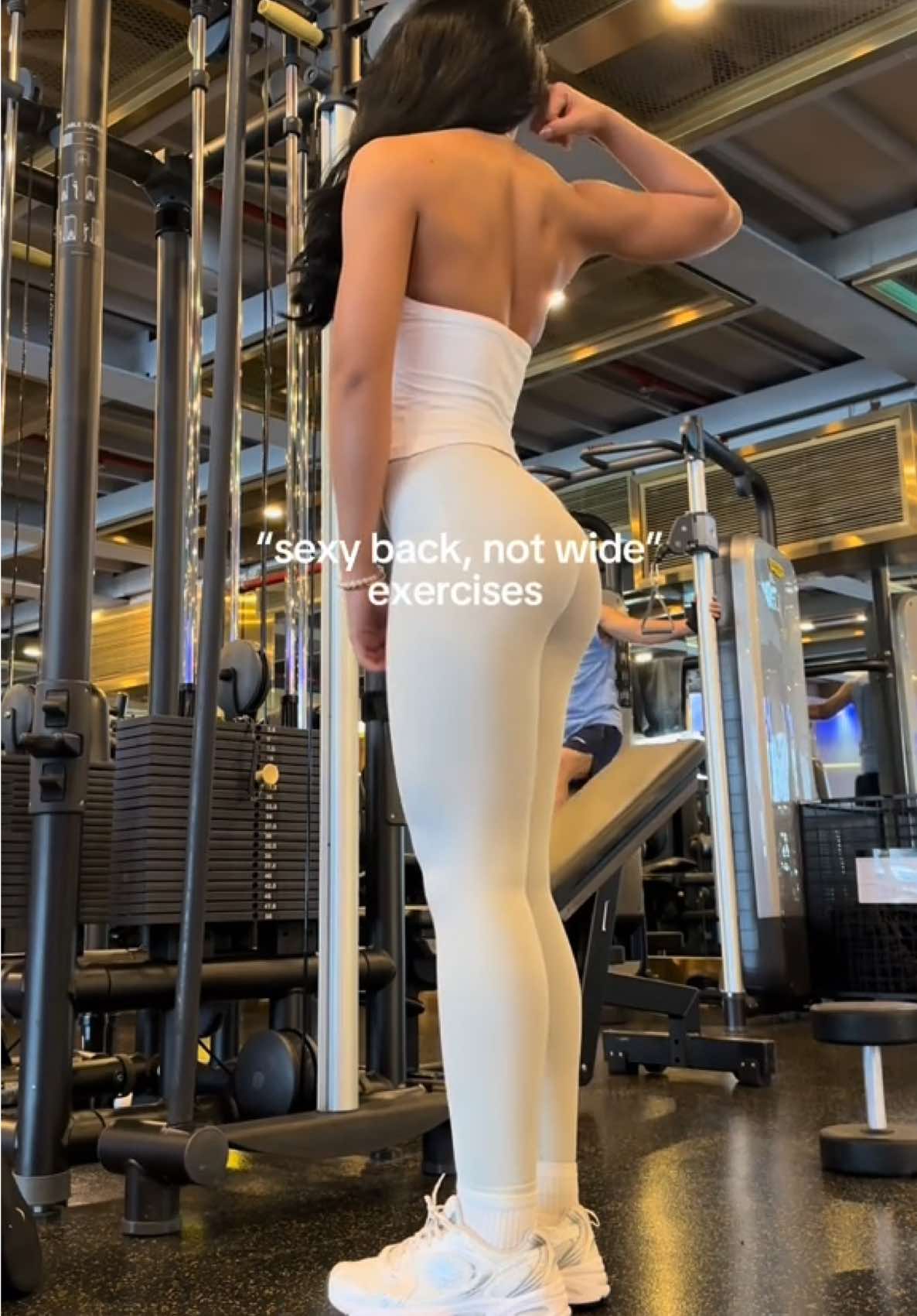 Sexy back, not wide 💪🏽 The top: @DFYNE  #pearlfit #hourglass #gymgirl 