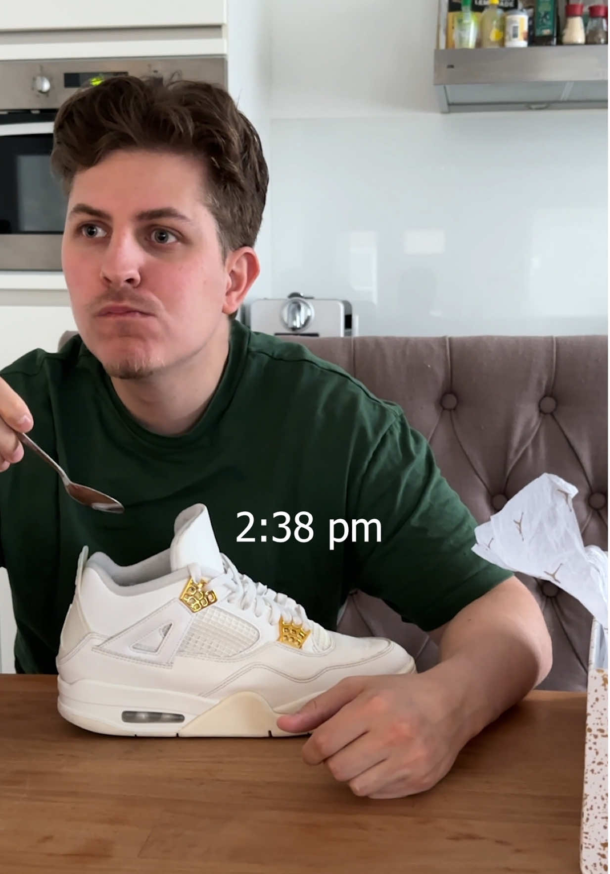 De morning routine van een sneakerhead 😳 #morningroutine #mymorningroutine #sneakerhead #humor 