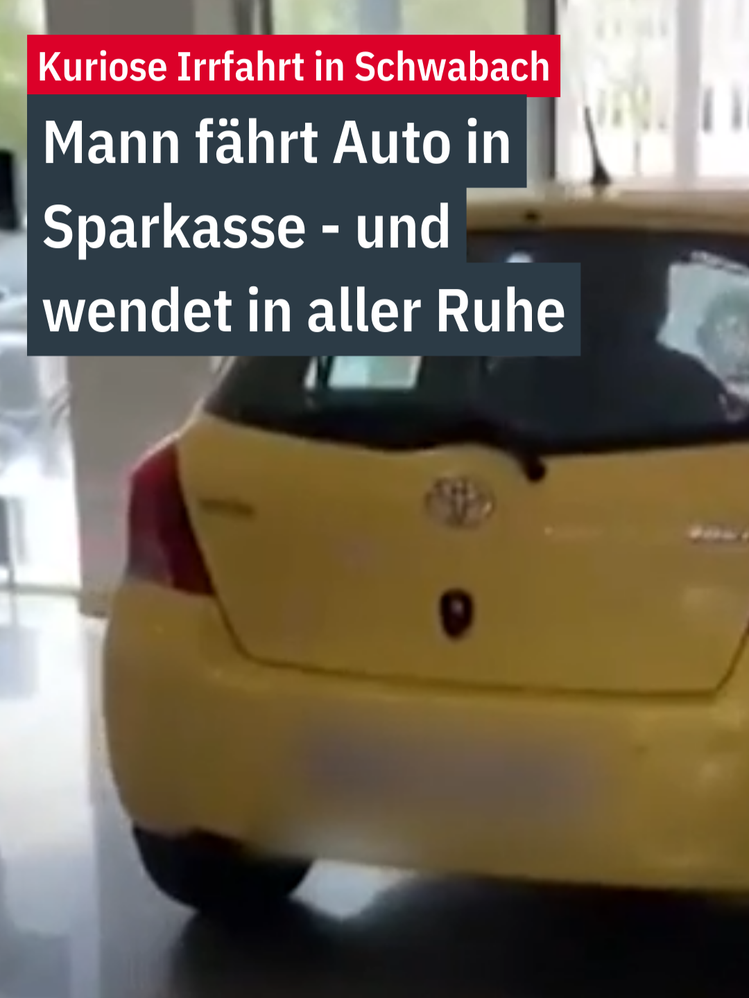 Ein ganz normaler Donnerstag in Schwabach? Nicht ganz, denn plötzlich fährt ein 52-Jähriger mit seinem Auto direkt in die Sparkassenfiliale. Kurios: Der Mann nimmt sich Zeit, ganz entspannt zu wenden. Mitarbeiter und Kunden sind sichtlich erstaunt. 📲 Aktuelle News gibt es mit der kostenlosen ntv App #ntv #nachrichten