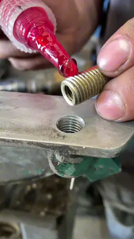 Embuchando rosca 8mm #machine #torno #fresadora #cnc #usinagem #o #industria #a #metal #mecanizado #mecanica ##fresa #machining #metalmecanica #n ##ceramica #cncmachining #ferramentaria #tornearia #mecanizadocnc #metalurgia #tornocnc #machinist  #engenharia #tornomecanico #cncmachine