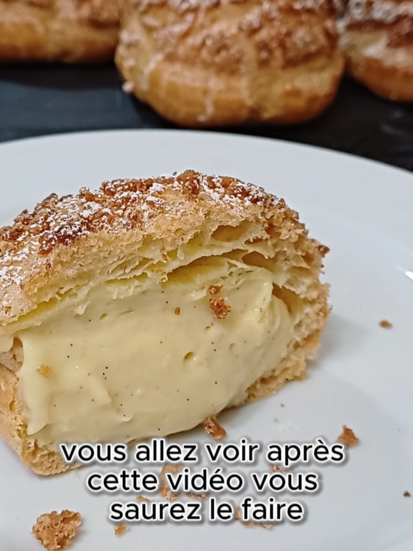Des Choux Craquelin comme en Pâtisserie 🇫🇷  ! (Crème Vanille Fondante) #recette #patisserie #choux #benlith Craquelin: ( 4,5 cm de diamètre ) 📝 Ingrédients:      • 35g beurre      • 40g sucre cassonade      • 40g farine Pâte à choux: ( 6 cm de diamètre ) 📝 Ingrédients:      • 12 cl d'eau      • 40g beurre      • 1g sel      • 75g farine      • 2 œufs ⏲️ Cuisson: 180°C / 356°F environ 35 minutes ( four préchauffé et chaleur fixe ) Crème Pâtissière: 📝 Ingrédients:      • 500 ml lait demi écrémé       • 1 gousse de vanille      • 4 jaunes d’œufs       • 100g sucre      • 40g fécule de maïs (maïzena)      • 50g beurre