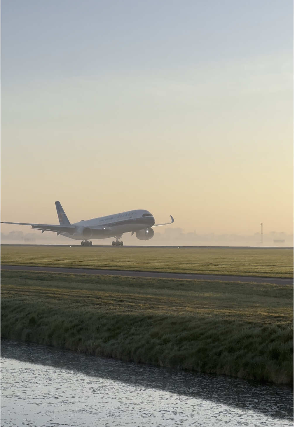 China Southern Airbus A350-941 dream landing at Schiphol at sunrise. . #ams #chinasouthern #netherlands #china #airbus #a350 #aviation #luftfahrt #flight #flights #aviation #travellife #traveltiktok #traveltok #aviationlovers #avgeek #avgeeks #fy #fyp #fypシ #aviationdaily #hobby #passion #plane #planes #planespotting #aviationlife #aviationtiktok #aviation4u #aviationphotography #planetok #aviationtok #life #@China Southern  @goldencharlie_aviation @Marc Helbling 🇨🇭🇨🇭🇨🇭🇨🇭 @Muckbuck Aviation @𝗔𝗲𝗿𝗼𝗲𝗱𝗶𝘁𝘀™ @✈️🩵aviation._.jovisia✈️🩵 @Wessel_0184 @✈️planespotter_Hungary ✈️ @timon42 @HunVikingg ✈️ @marco_triple7 @Damaris @DianaSocali 🇩🇪🇨🇭 @𝐀 𝐌 𝐘 @AnnaA380 @𝑪𝒉𝒂𝒓✈️🤍 @✈️AviationYannick✈️ @✈️🤍Susie🤍✈️ @zrhaviation_today @_joytje_x @Joël @N a t h a l i e @𝐍𝐚𝐭𝐡𝐚𝐥𝐢𝐞✈️ @Nikola👩‍✈️ @Han✈️ @pilot-flying247 @Pilot Olivia 👩‍✈️✈️ @sarisarah @TimtheSpotter @Emirates3838 
