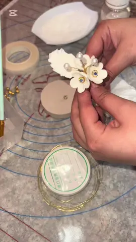 طريقة تشكيل ورد بعجينة السكر 😍#ورد #ورد_عجينة_السكر #توزيعات #حلويات #سكر #explore #trendingvideo #algeria #you #aya #algeria #tik_tok #capcutamor 