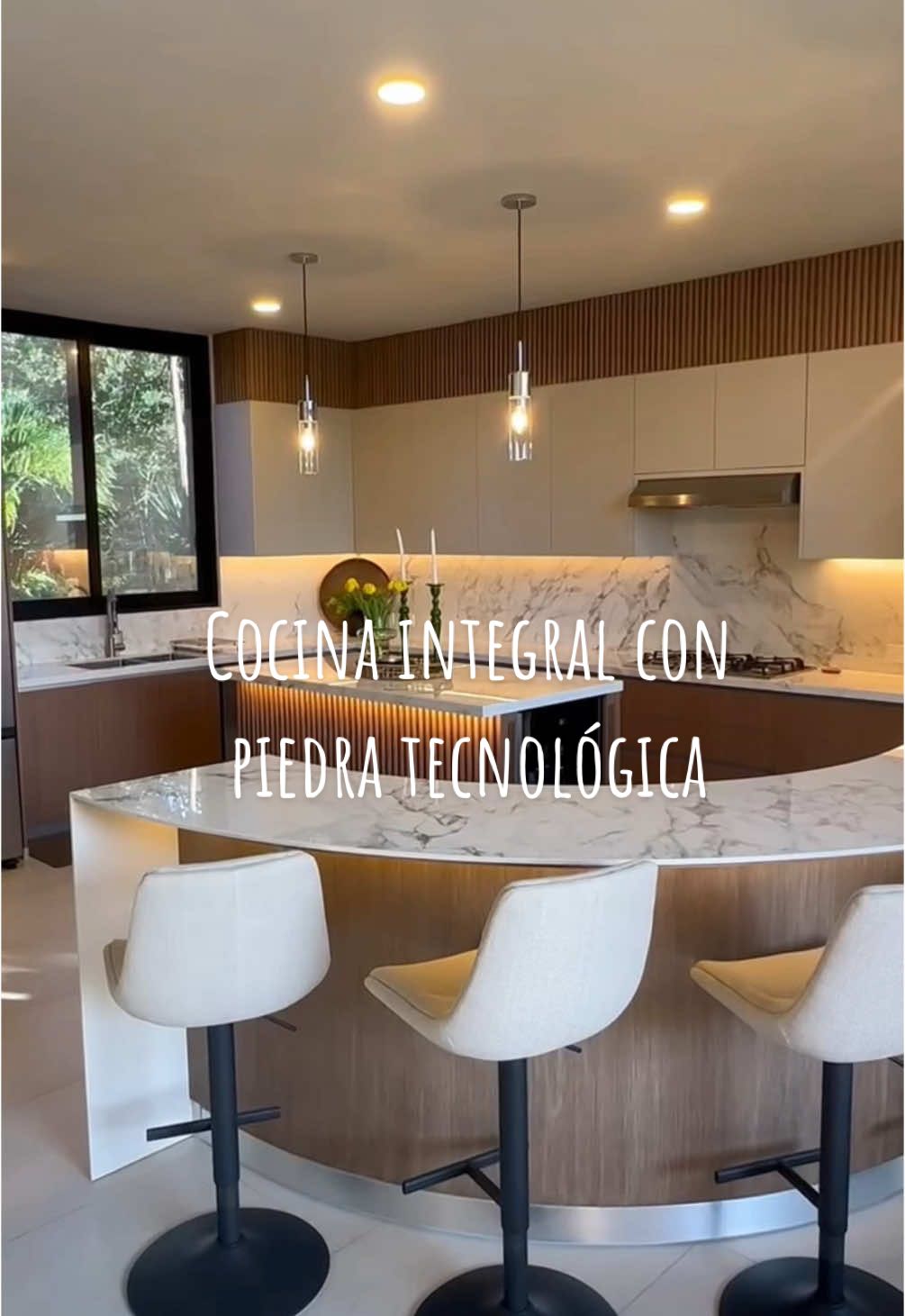 ¿Y si tu cocina fuera tu espacio favorito? Vean esta cocina integral con piedra tecnologica, isla, barra y acabados que enamoran ✨  #diseño #cocina #remodelacion #cozumel #RavalDesign 