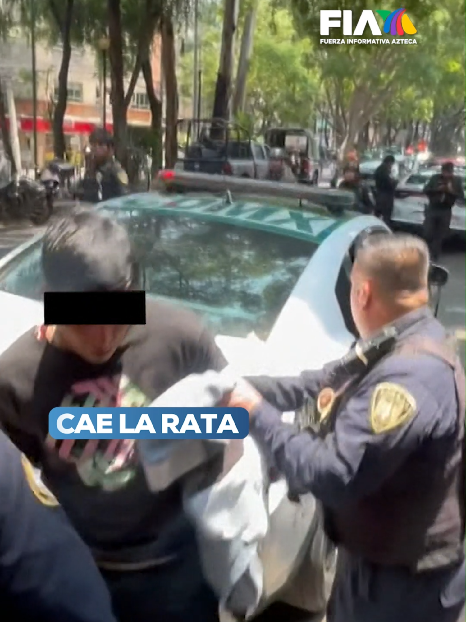 Dos presuntos ladrones fueron detenidos acusados de robar ocho relojes y un anillo de una joyería en la Alcaldía Benito Juárez, CDMX 🚔. ⁣ ⁣ Presuntamente amenazaron a la empleada y se llevaron el botín valuado en más de un millón de pesos. ⁣ ⁣ @roberto_ruizg y @christian_larah con la información en #LosRuizLara ⁣ ⁣ #AztecaNoticias #FIA #Noticias #News #Robo #RoboRelojes #Delincuentes 5 min